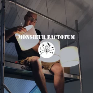 Création de site web pour monsieurfactotum.com. Image de Monsieur Factotum installant un lampadaire